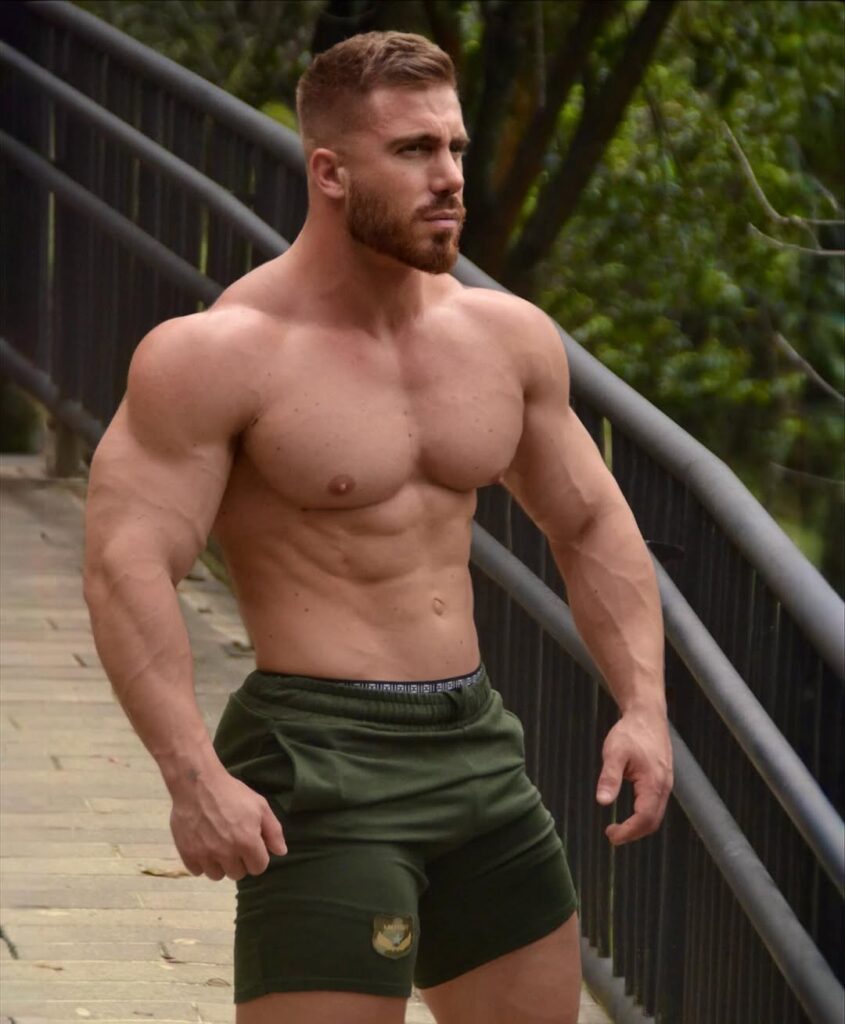 Парень для интима